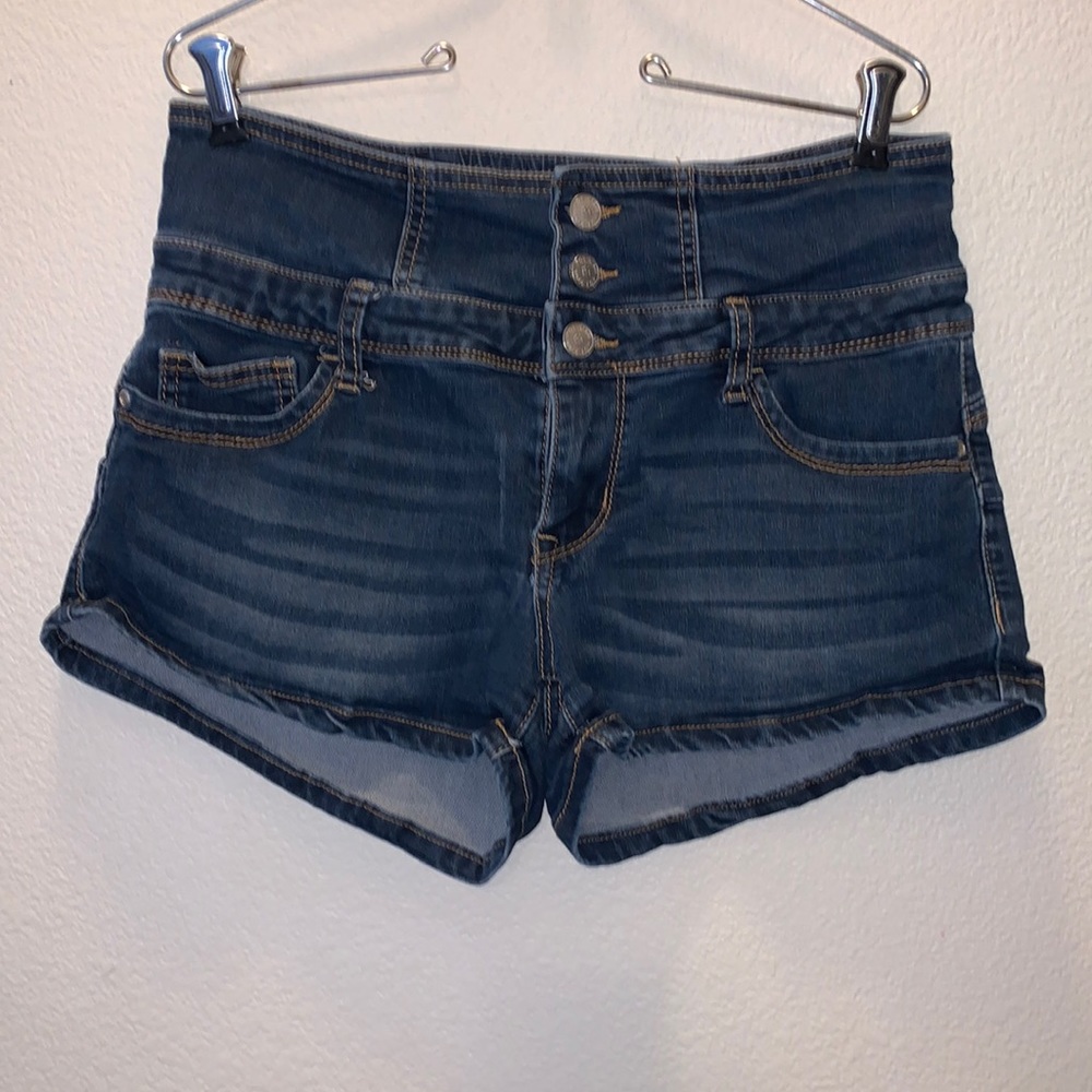 Hot Kiss Get the lift triple button stretchy blue denim jean shorts